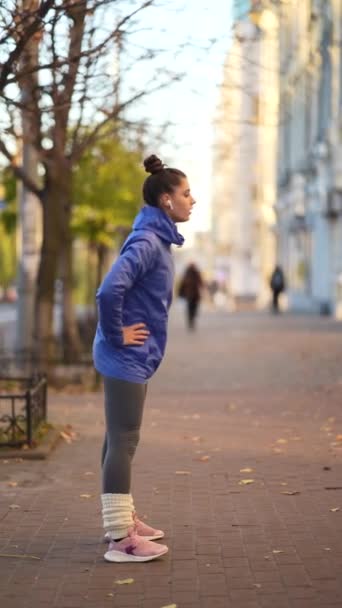 Γυμναστική γυναίκα προθέρμανση πριν από την κατάρτιση σε εξωτερικούς χώρους - Πλάνα, βίντεο