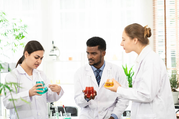 Portrety różnorodnych naukowców uśmiechają się w laboratorium badawczym. Grupa studentów chemii pracujących w laboratorium nad rośliną konopną i badaniami nad marihuaną. Pojęcie alternatywnej medycyny ziołowej, CBD - Zdjęcie, obraz