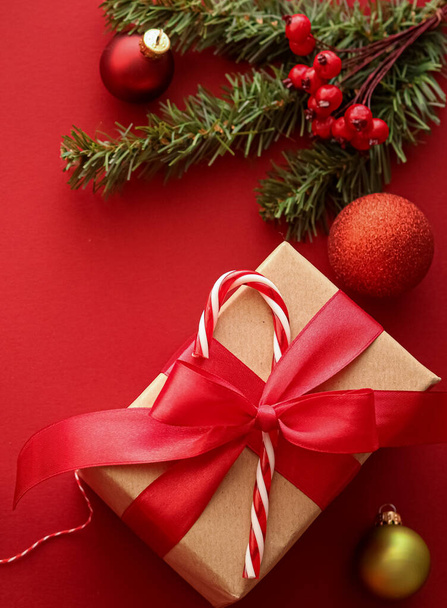 Noel hediyeleri, boks günü ve geleneksel bayram hediyeleri düz konum, kırmızı arka planda klasik Noel hediye kutuları, bayram süsleri ve düz dizayn dekorasyonları ile paketlenmiş - Fotoğraf, Görsel