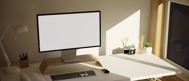 Acogedora estación de trabajo doméstica mínima en diseño de materiales blancos y de madera con una moderna maqueta de computadora de escritorio de PC en el soporte de computadora de madera, teclado y cosas en la mesa blanca. representación 3d, ilustración 3d - Foto, Imagen