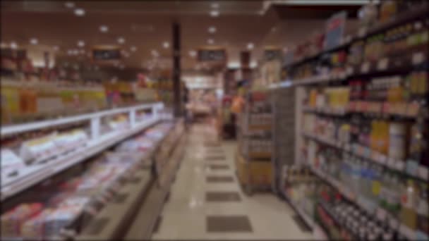 verschwommene Zeitlupen-Ansicht beim Gang durch die Regalreihe im Supermarkt Lebensmittelgeschäft Convenent Store in der Stadt einkaufen Waren - Filmmaterial, Video