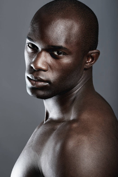 Smouldering and handsome. Portrait of a handsome young african man in studio - Foto, Imagen