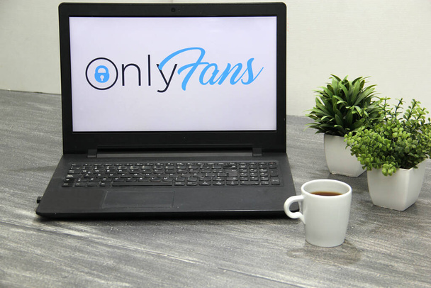 Mexico City, Mexico - Nov 9 2022: OnlyFans - додаток з платформою підписки для ексклюзивного контенту, який став одним з найпопулярніших в Мексиці. - Фото, зображення