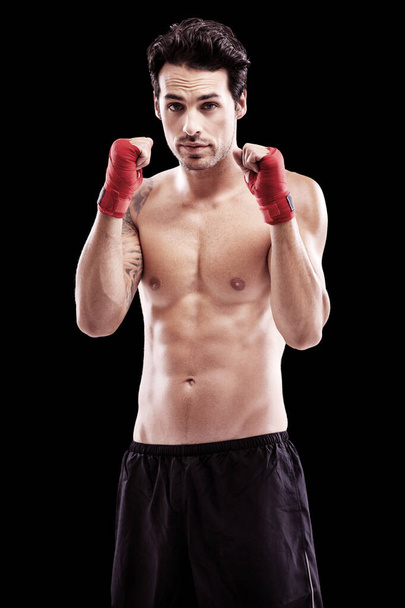 Klasik dövüş biçimi. Yumrukları havada genç bir boksörün stüdyo fotoğrafı. - Fotoğraf, Görsel