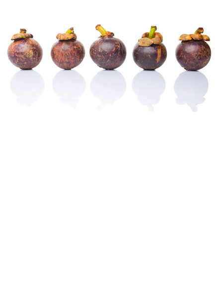 Frutos de mangostão maduros sobre fundo branco
 - Foto, Imagem