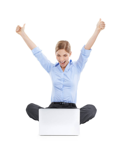 Ja. Studioaufnahme einer jungen Geschäftsfrau, die mit ihrem Laptop auf dem Boden liegt und vor weißem Hintergrund jubelt - Foto, Bild
