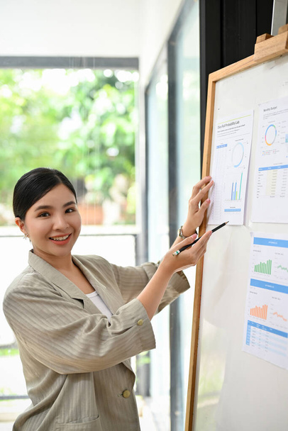 Portre, güzel ve profesyonel Asyalı iş kadını veya kadın finans analisti toplantıda mali ve hesap analizini sunar. - Fotoğraf, Görsel