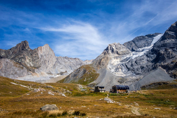 Refuge of Col de la Vanoise and Grande Casse Alpine glacier in French alps. Panorama - Foto, afbeelding