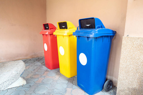 Väriltään eritellyt astiat asianmukaista jätteiden lajittelua varten - Valokuva, kuva