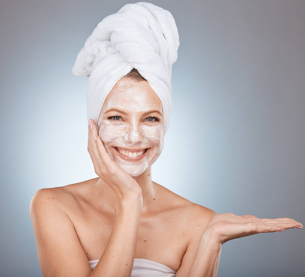 Frauenporträt und Gesichtsmaske nach der Dusche für Hautpflege, Schönheit und Gesundheit auf grauem Studiohintergrund. Hautpflege, Maske für strahlende Haut auf einem Weibchen für kosmetisches und dermatologisches Wohlbefinden. - Foto, Bild