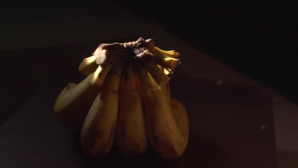 Studioaufnahmen von frischen Bananen im Dunkeln - Filmmaterial, Video