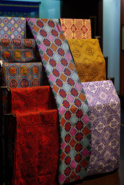 Pano com padrões étnicos chineses vendidos em uma loja de pano - Foto, Imagem