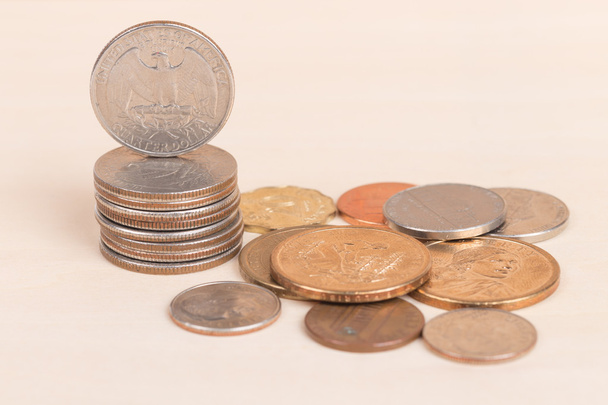 Stapel van ons munten geïsoleerd op witte achtergrond - Foto, afbeelding