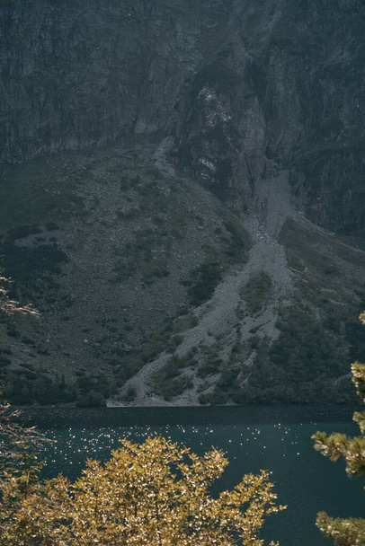 La bellezza della natura concetto di sfondo. Fantastico panorama dei monti Tatra e del lago con colore turchese in Polonia. Pittoresco tramonto sulle montagne d'Europa. - Foto, immagini