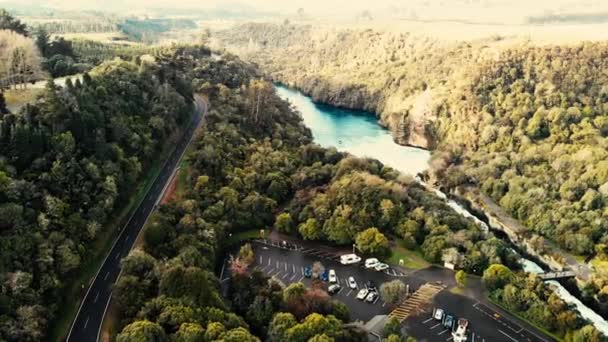 Huka Falls v Taupo, Nový Zéland. Úžasný letecký výhled za krásného odpoledne. - Záběry, video