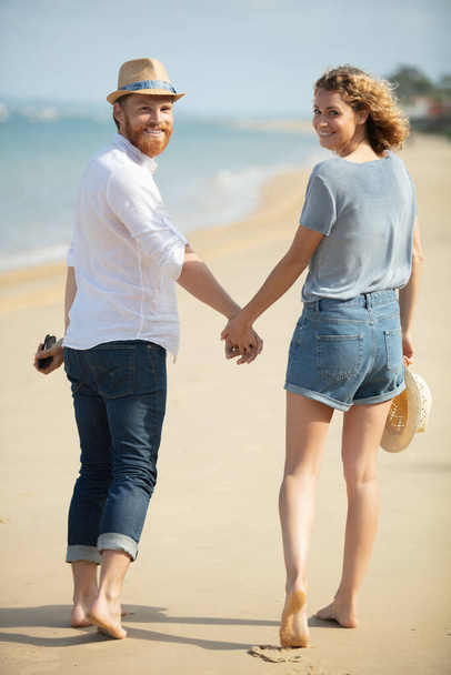 young couple enjoying beach holiday - Foto, Imagen