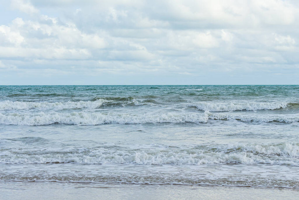 Морські хвилі спалахують на березі
. - Фото, зображення