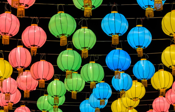 Kleurrijke Chinese lantern's nacht verlicht - Foto, afbeelding
