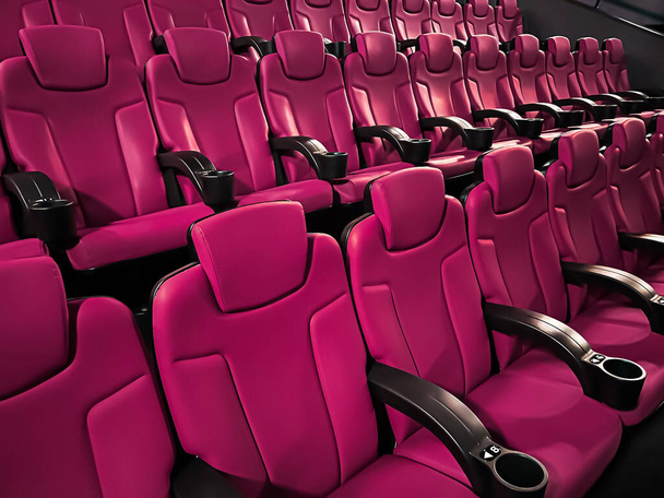 Cinema e intrattenimento, sedili vuoti per sale cinematografiche rosa per il servizio di streaming di spettacoli televisivi e il marchio di produzione dell'industria cinematografica - Foto, immagini