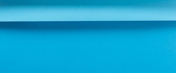 Renkli mavi katlanmış kağıt malzeme tasarımı yatay olarak. Üst manzara, düz yatış. Pankart.  - Fotoğraf, Görsel