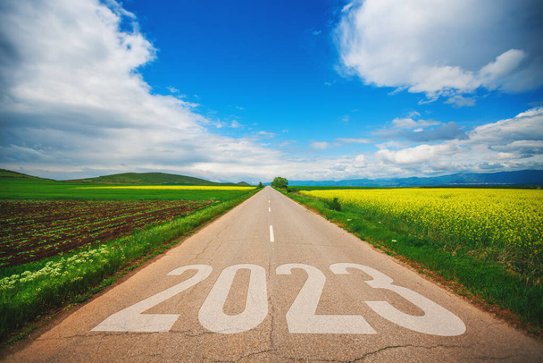 Utazás, életmód és mezőgazdaság koncepció az új évre 2023. Üres aszfalton vezetni egy szép, napos napon..  - Fotó, kép