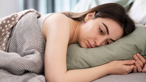 Smutná unavená mladá žena má nebo deprese - Fotografie, Obrázek