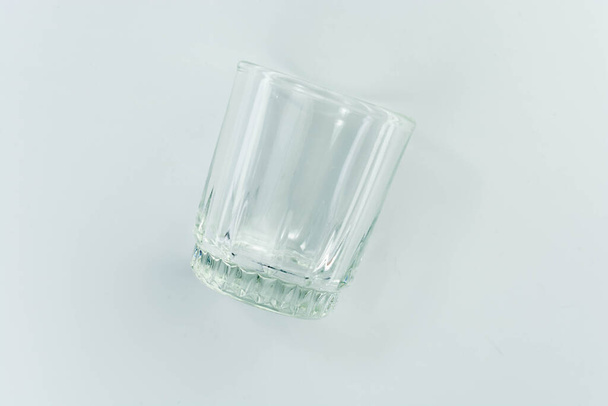 taza de vidrio vacía sobre un fondo gris claro - Foto, Imagen