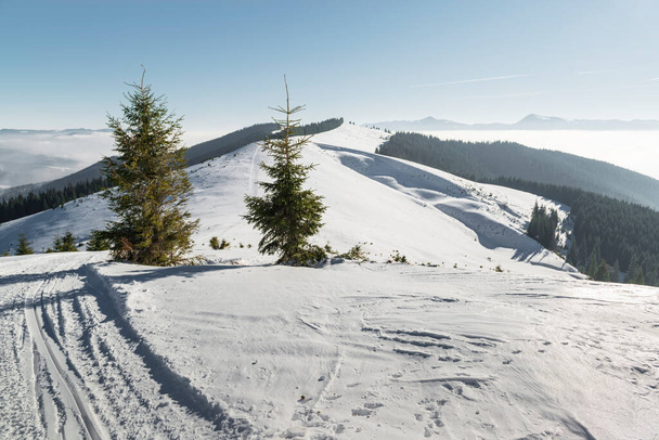 Snow mountain ridge. Winter outdoor landscape. - Foto, afbeelding