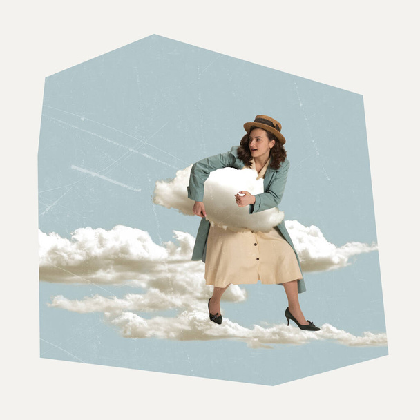 collage de arte contemporáneo. Diseño creativo. Mujer vestida con ropa retro robando nubes. Vuelo de imaginación e inspiración. Concepto de mundo interior, sueños, sentimientos, surrealismo, pensar. Arte abstracto - Foto, Imagen