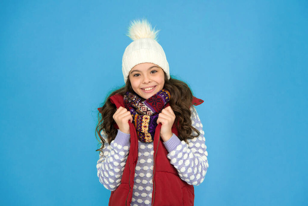 Cold winter days. Vacation time. Stay active during season. Kid wear knitted warm clothes. Winter vibes. Youth street fashion. Winter fun. Feeling good any weather. Childhood memories. Child care. - Foto, Imagem