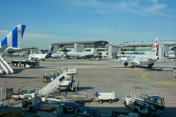 Flughafen Frankfurt am Main 02. August 2022 - Flugzeuge und einige Gepäckwagen im Terminal - Foto, Bild