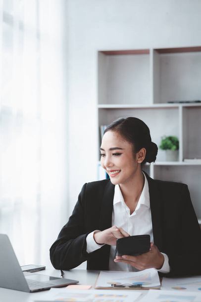 Beautiful Asian woman is a businesswoman who leads a new generation of startups, a woman who runs and manages a business plan to build confidence and stability in business, woman-led business concept. - Foto, Imagem