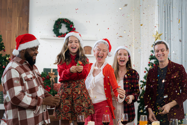 З Новим роком, Задоволена сім'я вітає один одного з Різдвом або Новим роком
 - Фото, зображення