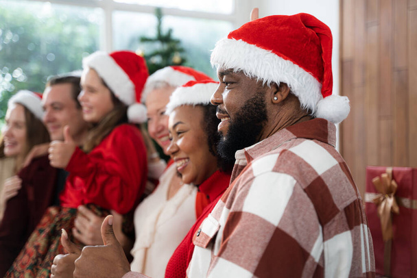 Fröhliche Familie mit Weihnachtsmann-Hüten feiert Weihnachten - Foto, Bild