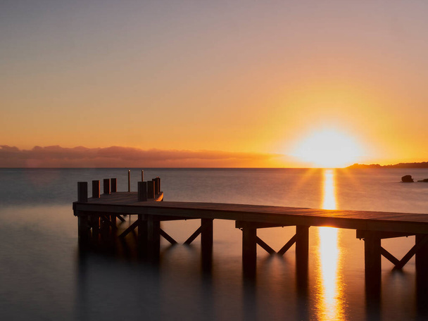 日の出の桟橋の美しい写真 - 写真・画像