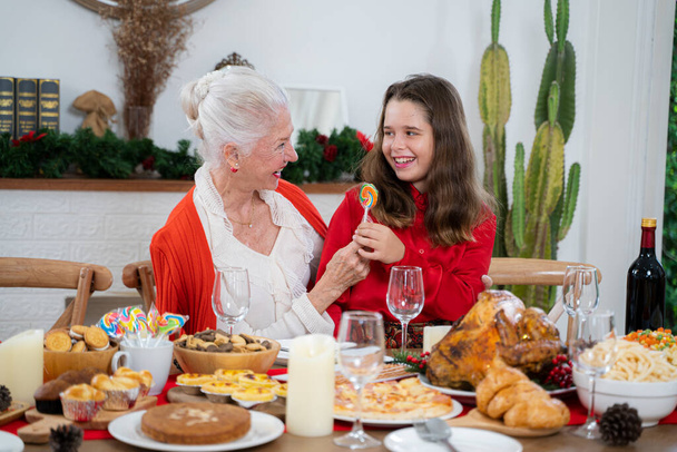 Idős nő ünnepli karácsonyi ünnepek együtt unoka  - Fotó, kép