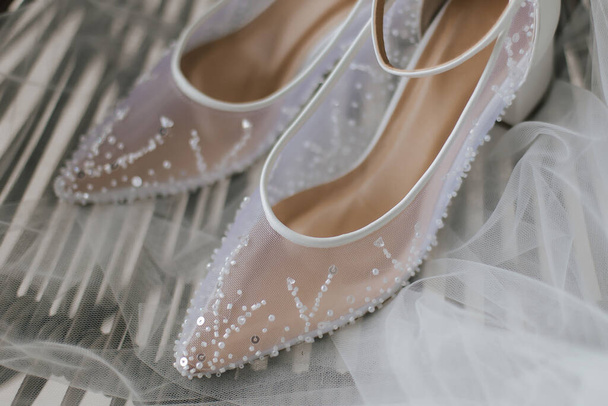 Hermoso detalle cerca de zapatos de boda de mujer blanca. - Foto, imagen