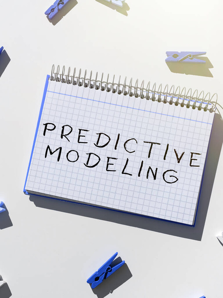 Wyświetlanie znaku Predictive Modeling, Przegląd strategii utrzymania biznesu napędzane przez analitykę prognostyczną - Zdjęcie, obraz