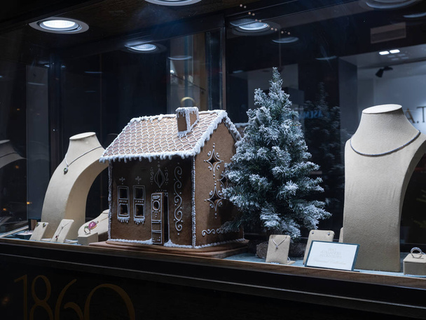 Helsinki, Finland - 11/19/2022: Decorative gingerbread house in the window of a jewelry store during the Christmas parade in the center of Helsinki. - Foto, Bild