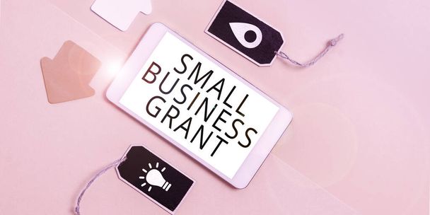 Cartel que muestra Small Business Grant, escaparate de un negocio de propiedad individual conocido por su tamaño limitado - Foto, Imagen