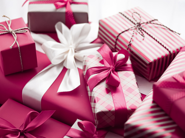 Vakantie geschenken en verpakt luxe cadeaus, roze geschenkdozen als verrassing cadeau voor verjaardag, Kerstmis, Nieuwjaar, Valentijnsdag, boksdag, bruiloft en feestdagen winkelen of beauty box levering - Foto, afbeelding