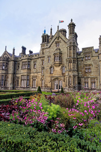 W stylu gotyckim wiktoriański pałac. Tudor Gothic Mansion elewacji detal z kamienia - zamek Margam. Margam Country Park, Margam, Port Talbot, Południowa Walia, Zjednoczone Królestwo - 15 października 2022 - Zdjęcie, obraz