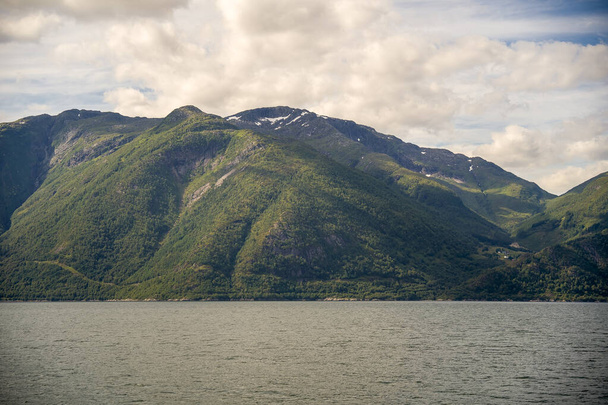自然を背景にノルウェーのハルダンゲルフィヨルドの美しい景色 - 写真・画像
