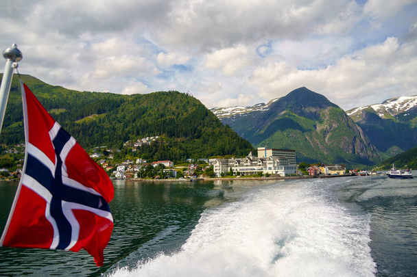Vue imprenable sur Hardangerfjord en Norvège avec drapeau nordique  - Photo, image