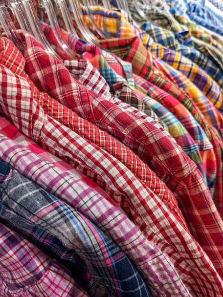 Veel kleurrijke geblokte formele shirts opknoping op een rekken - Foto, afbeelding