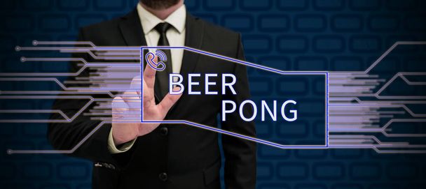 Scrivere testo Birra Pong, Foto concettuale un gioco con un set di tazze contenenti birra e rimbalzare o lanciare una palla da ping-pong - Foto, immagini