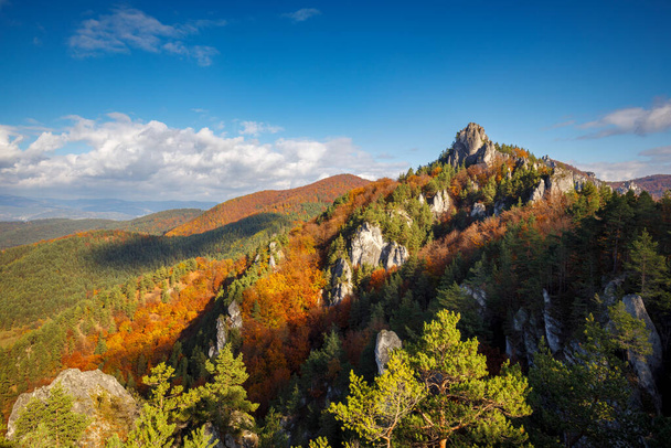 Ορεινό τοπίο το πρωί του φθινοπώρου. The Sulov Rocks, εθνικό φυσικό καταφύγιο στα βορειοδυτικά της Σλοβακίας, Ευρώπη. - Φωτογραφία, εικόνα
