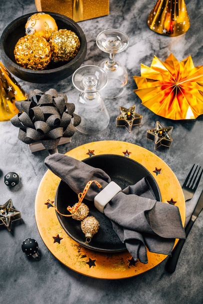 Yeni yıl arifesi ve Noel için modern tabakları olan göz kamaştırıcı siyah ve altın yer. - Fotoğraf, Görsel