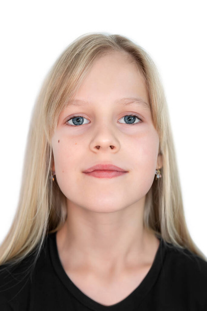 Close-up schouderfoto voor ID-identificatie kaart van kleine schattige 10 jaar Kaukasische mooie blonde meisje geïsoleerd op witte achtergrond. Vrouwelijk kind persoon identiteitskaart paspoort document portret. - Foto, afbeelding