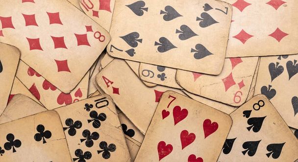 vecchie carte da poker ingiallite. sfondo o consistenza - Foto, immagini
